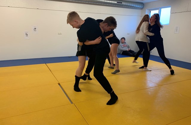 Glíma í íþróttatíma unglinga