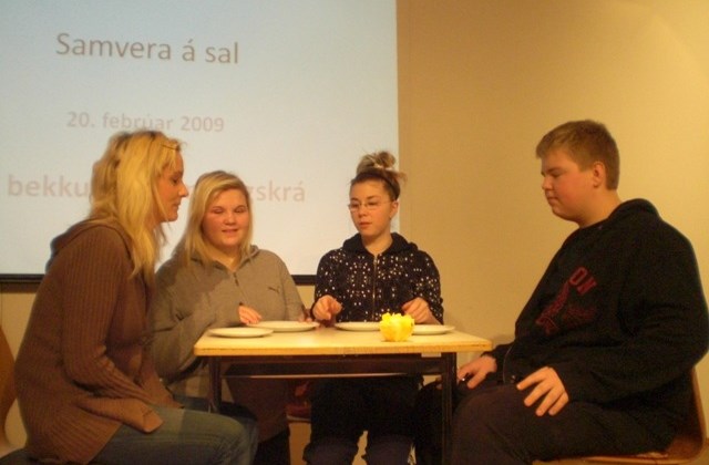 1. og 8. bekkur á sal s.l. föstudag