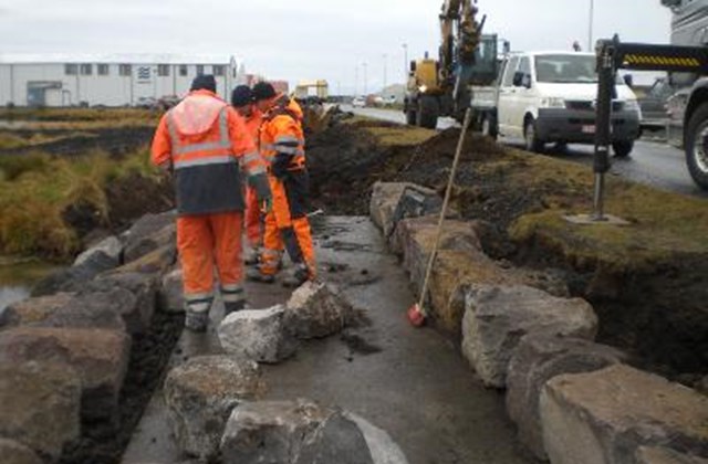 Framkvæmdir við tjarnarbakkann