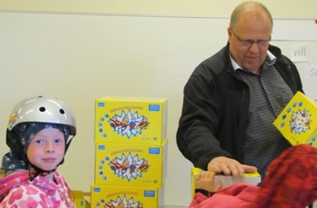 Kiwanishreyfingin gefur reiðhjólahjálma