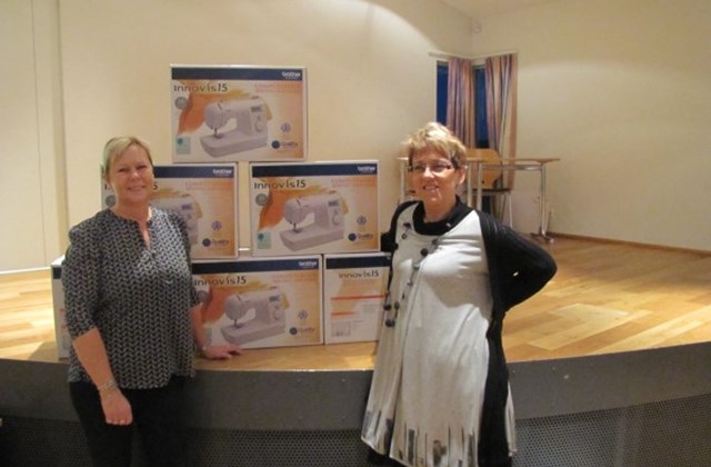 Kvenfélagið gefur skólanum saumavélar