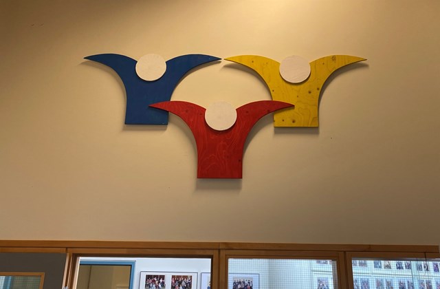 Merki skólans á skrifstofunni